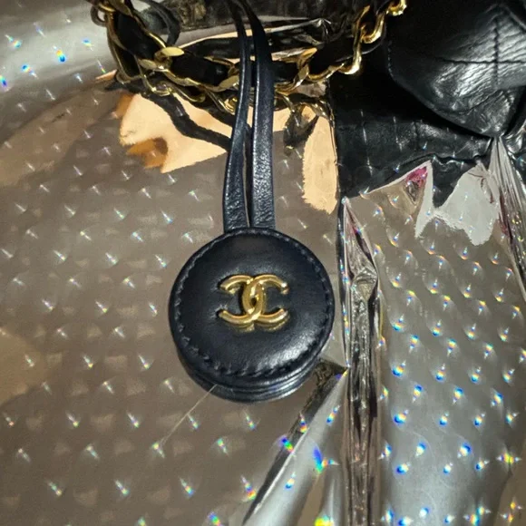 Vintage Chanel Black Leather tote - Picture 4 of 16